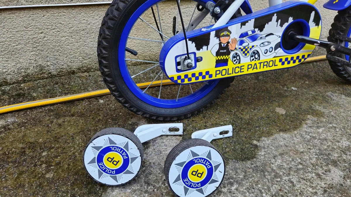 Apollo Police Patrol Kids Bike 14" with Stabiliser - Image 4