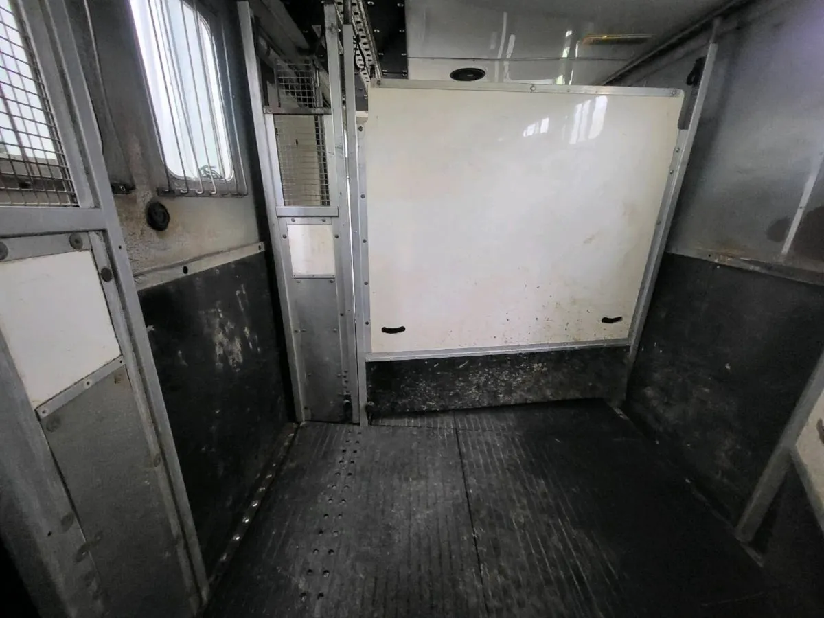 05 Mercedes 16-23 7/8 horsetruck - Image 4