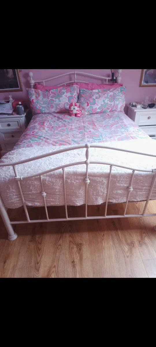Beautiful white metal bedframe