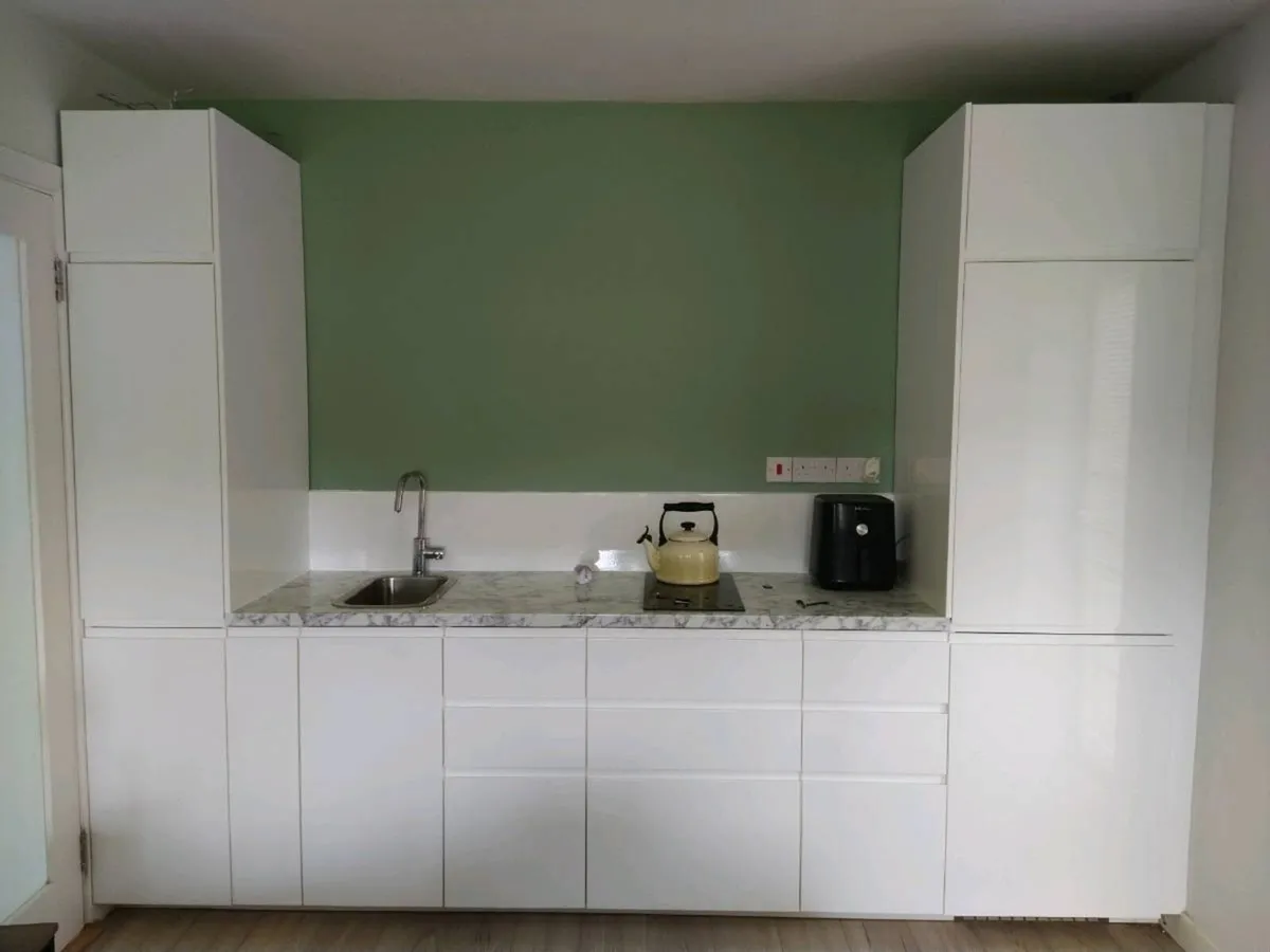 Kitchen units and appliances - Image 2