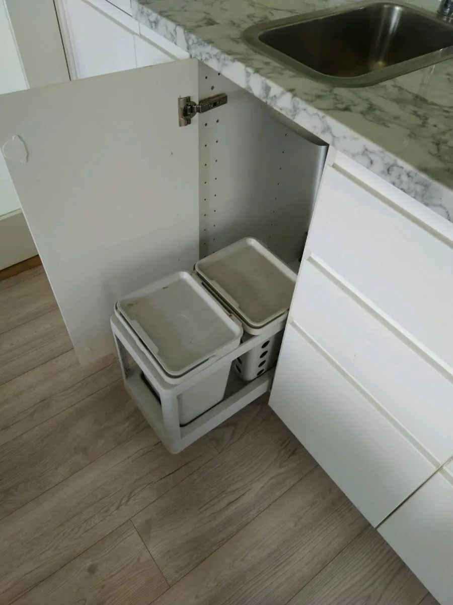 Kitchen units and appliances - Image 3