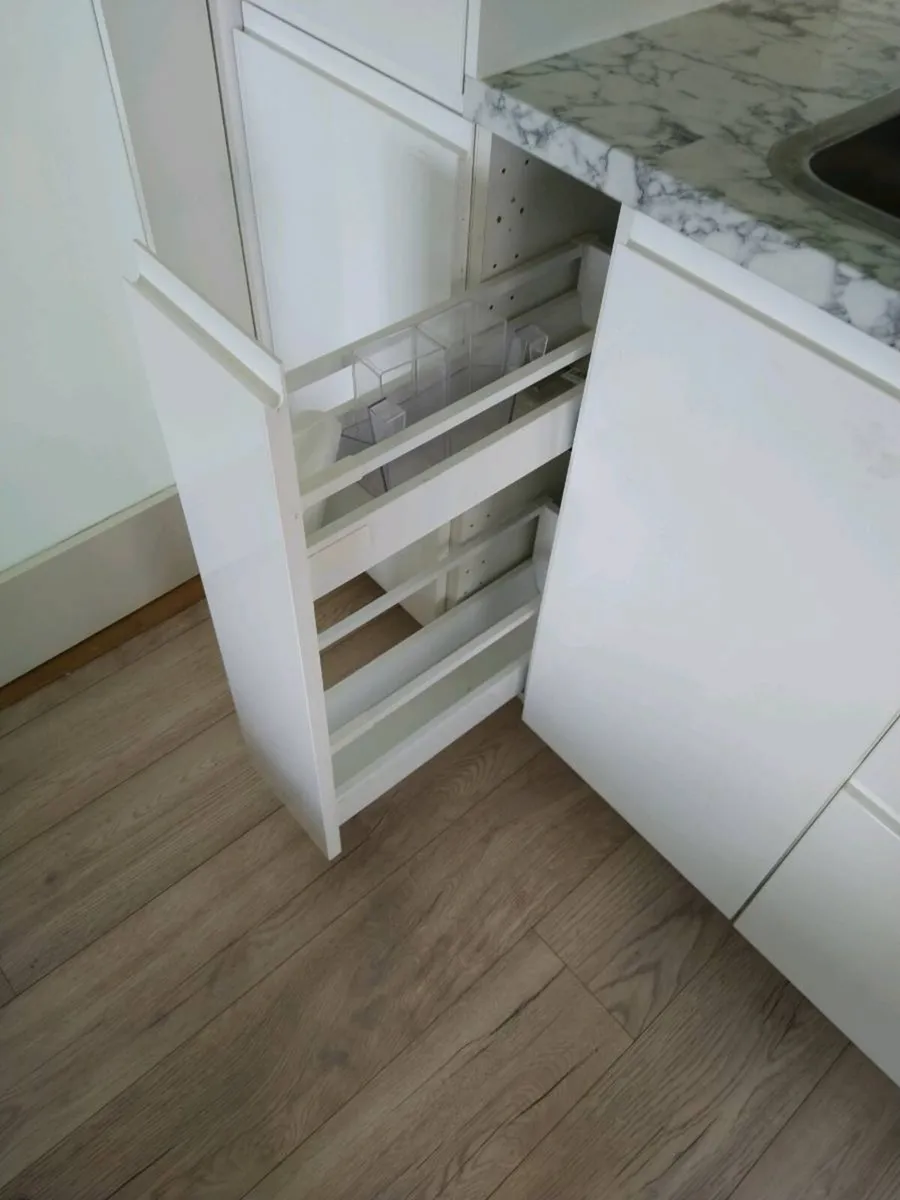 Kitchen units and appliances - Image 4