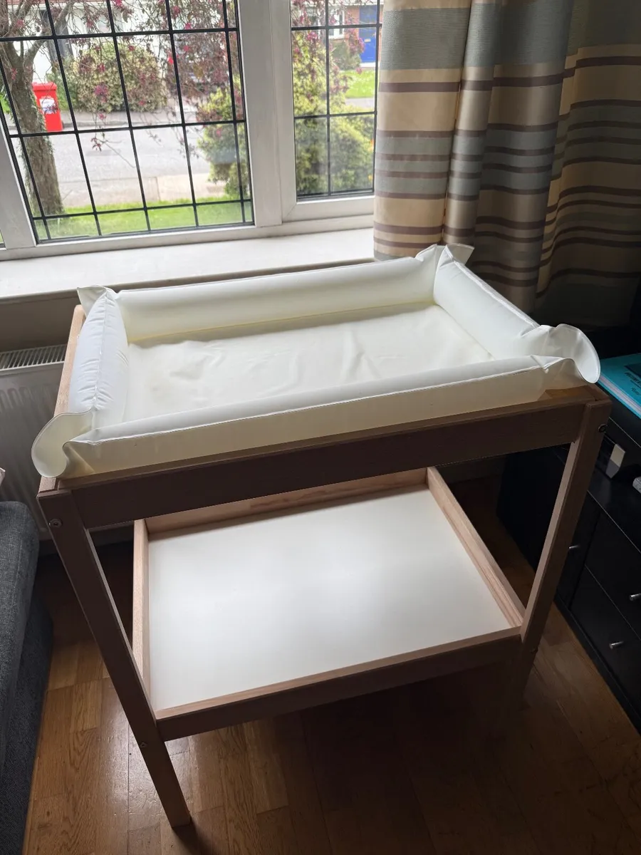 Baby changing stations (2) - Image 1