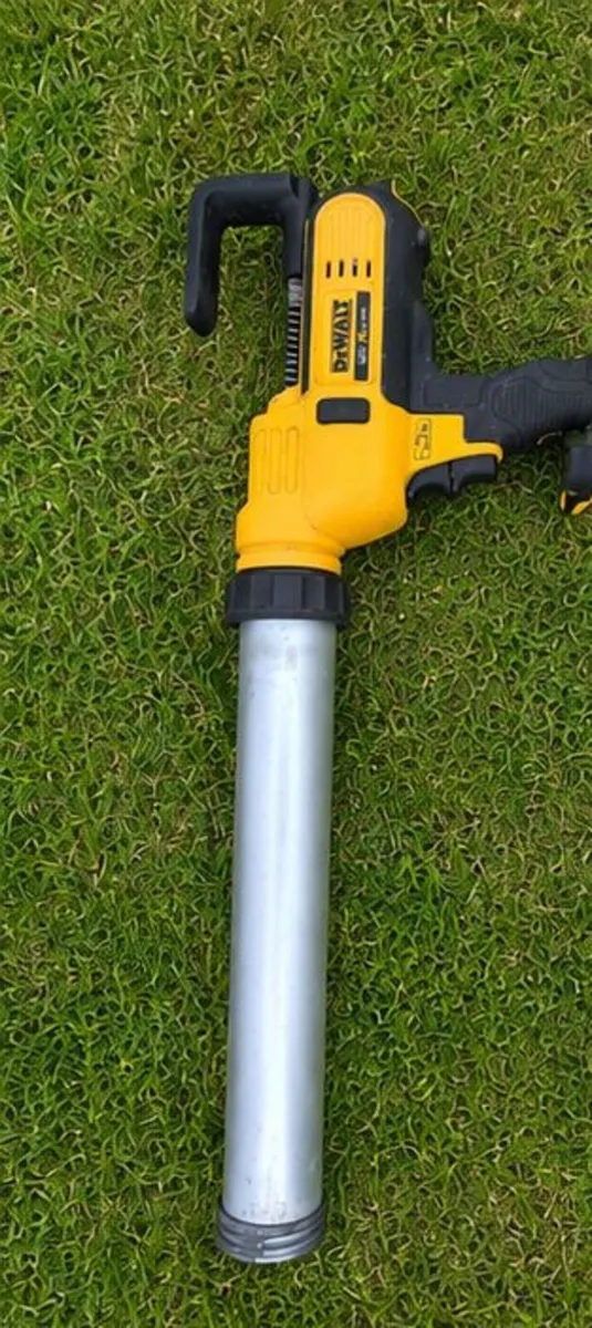 Selling my DeWALT DCE580 18V XR Li-Ion Caulking - Image 2