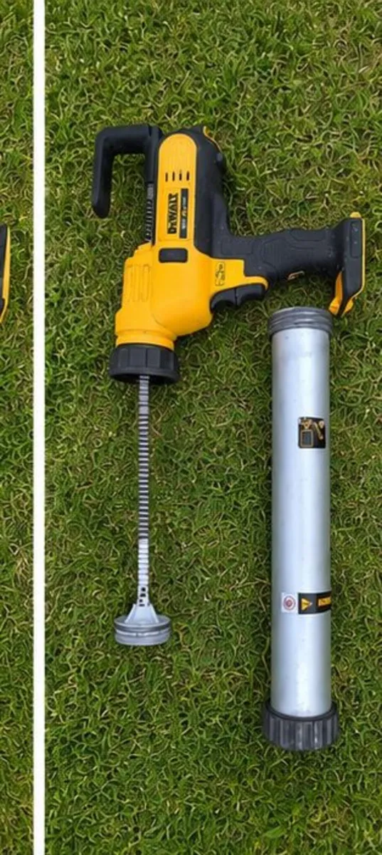 Selling my DeWALT DCE580 18V XR Li-Ion Caulking - Image 3
