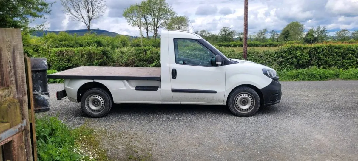 211 Fiat Doblo 1.6 rare flat bed very low klms - Image 3