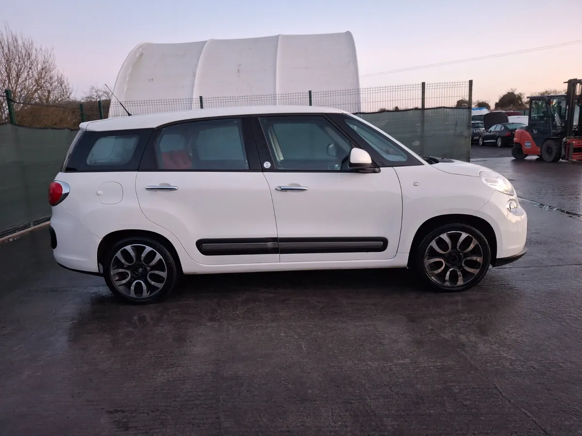 152 Fiat 500.   7 seater Light Damage - Image 4