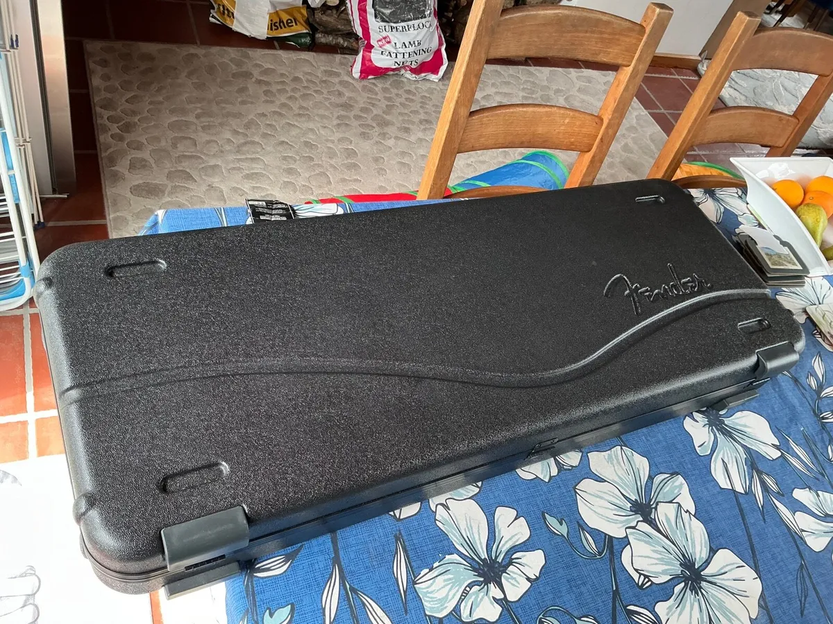 Fender deluxe Strat or Tele case - Image 1
