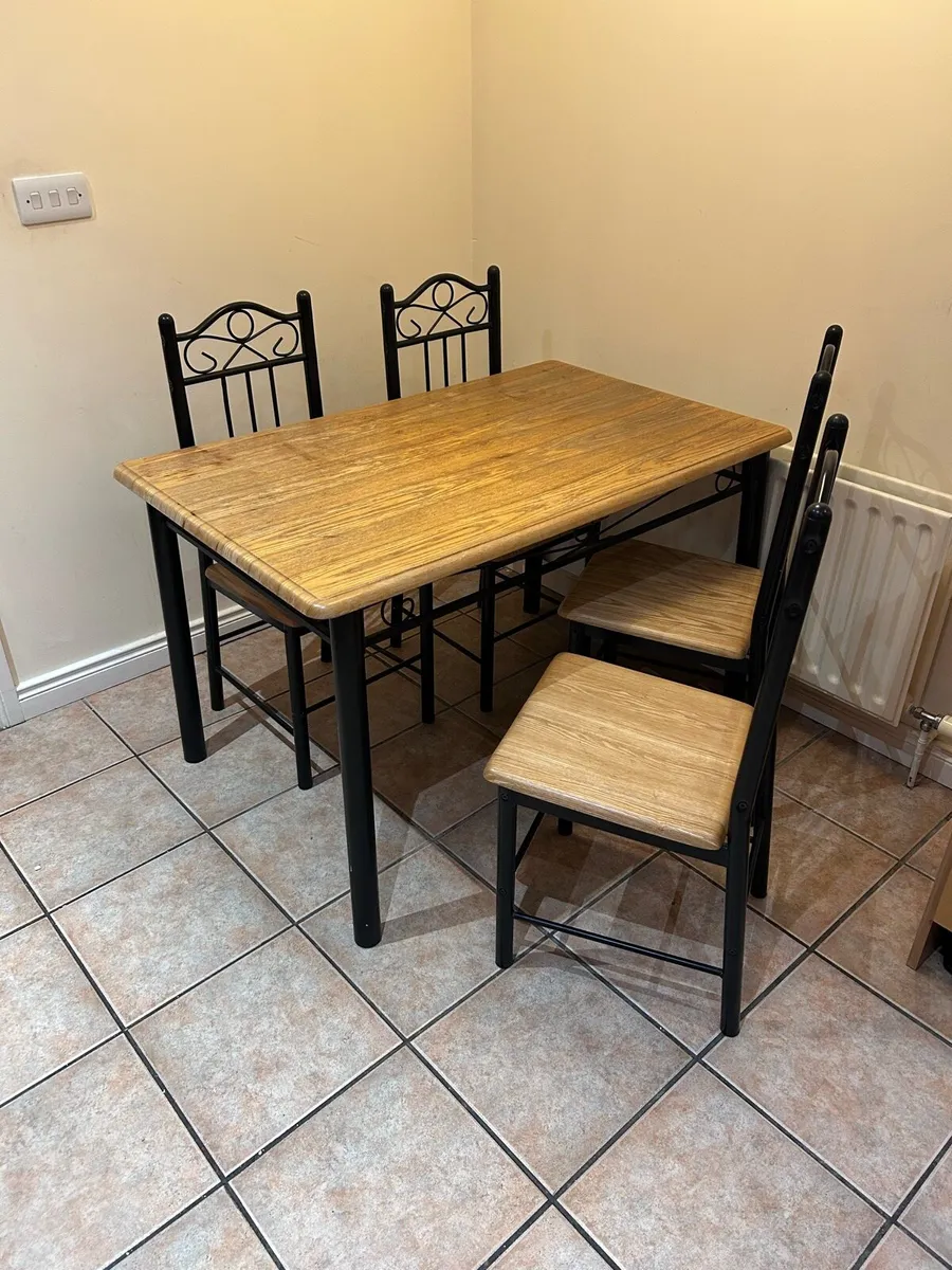 Kitchen table and chairs - Image 1