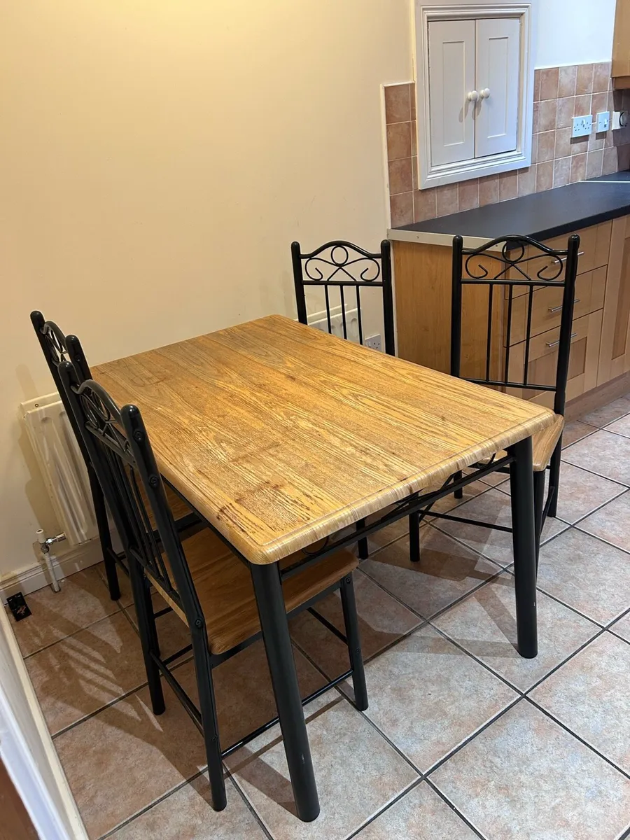 Kitchen table and chairs - Image 2