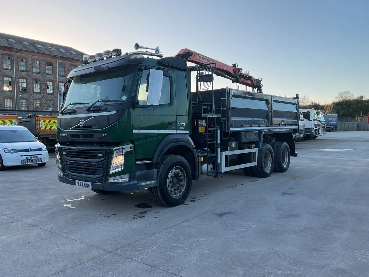 2017 Volvo FM370 6x4 Tipper Grab - Image 3