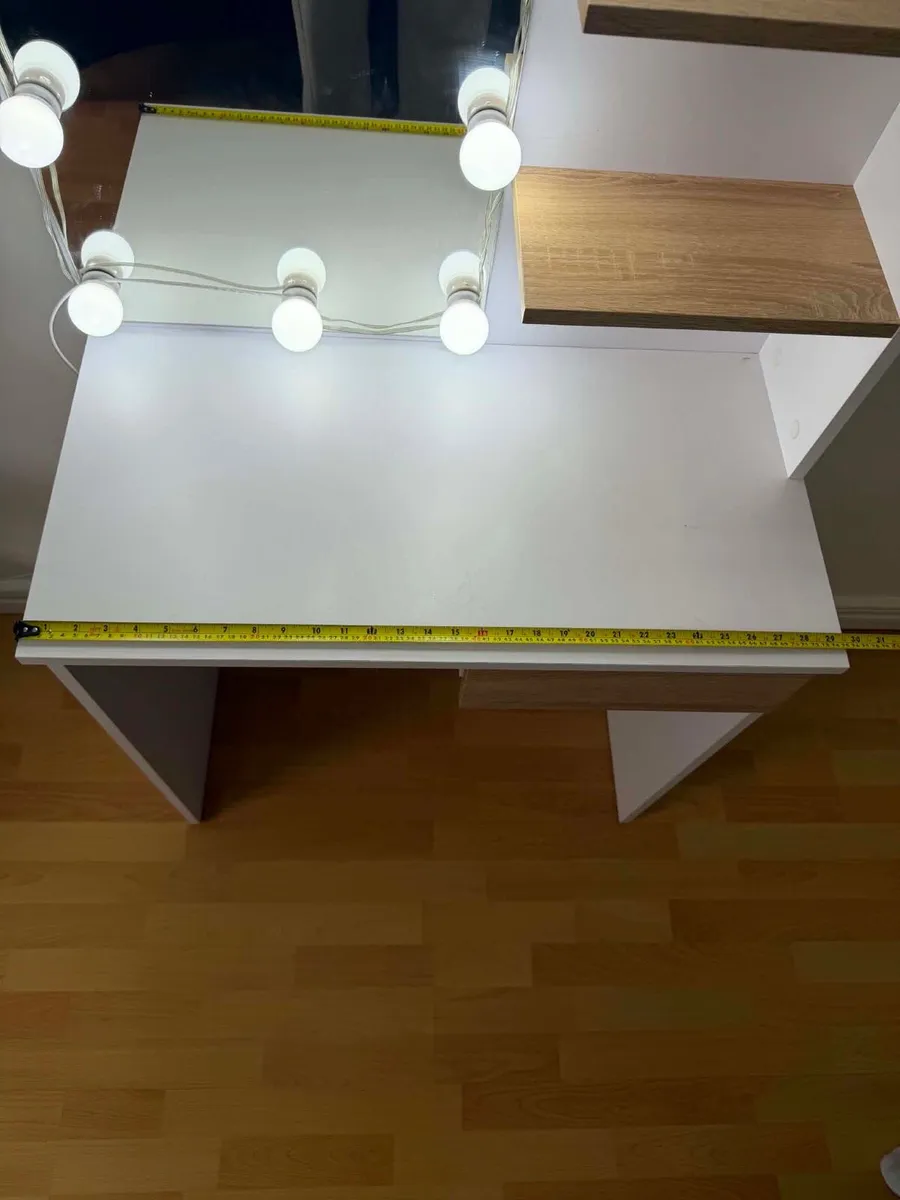 Vanity table with mirror and lights 💡 - Image 2