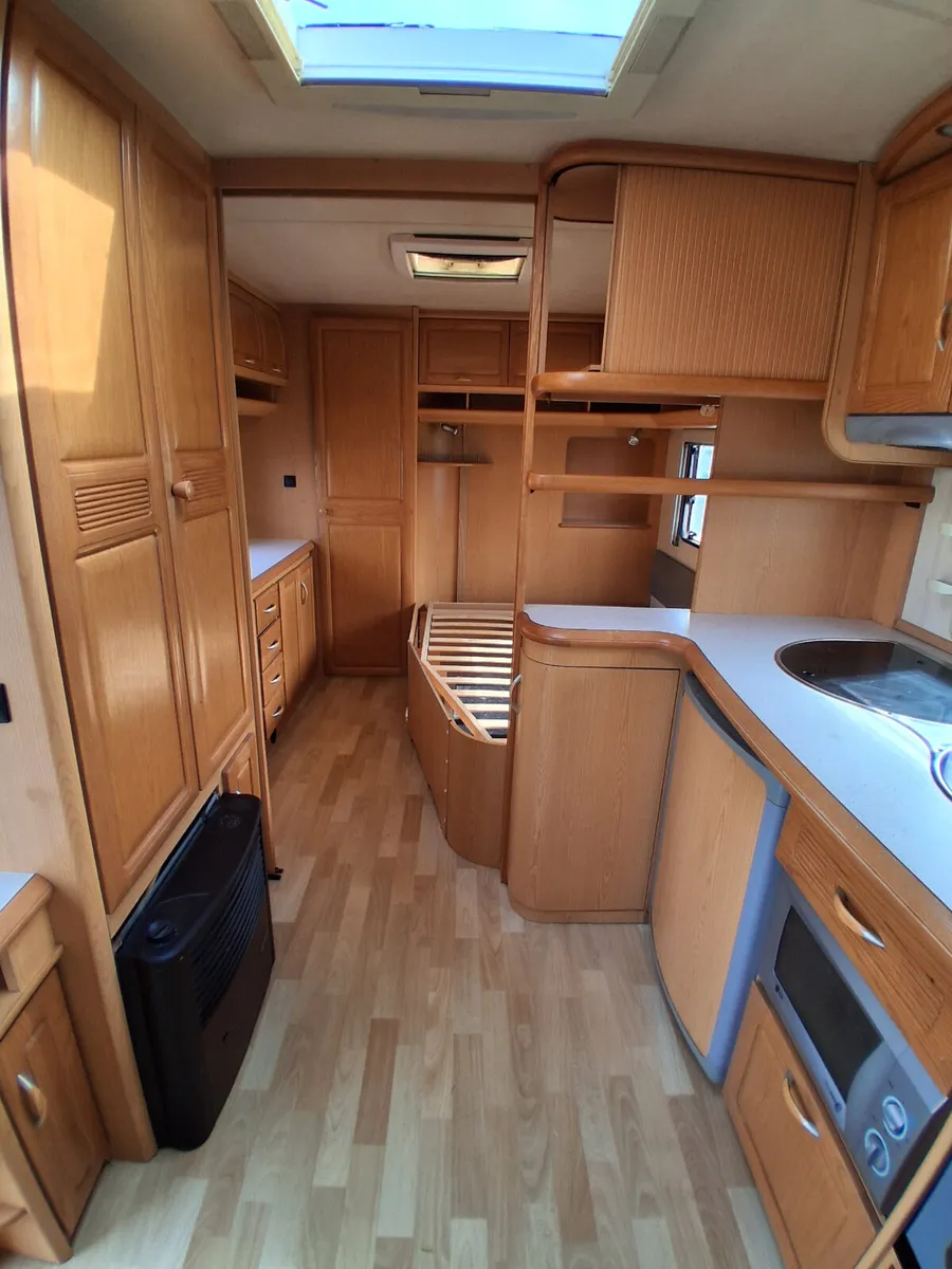 Hobby twin axle fixed bed caravan - Image 3