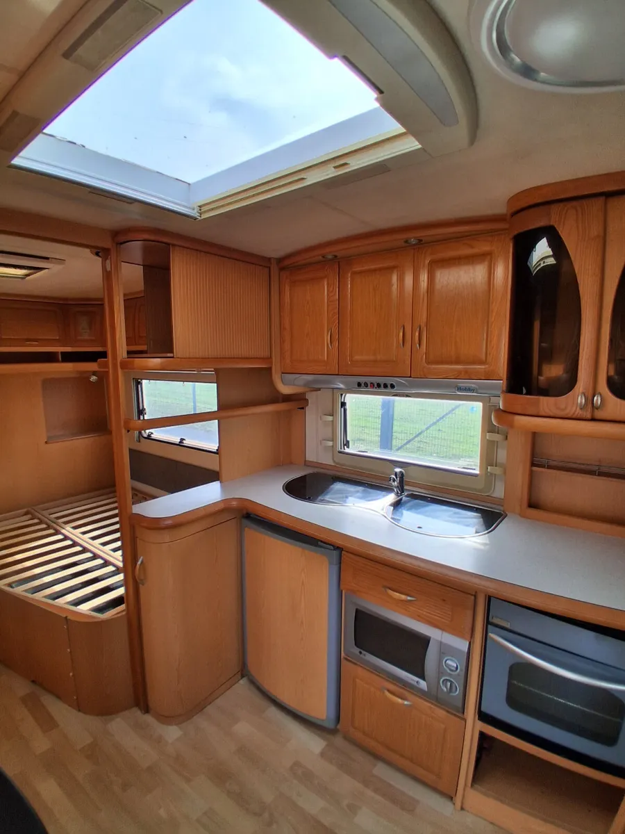 Hobby twin axle fixed bed caravan - Image 4