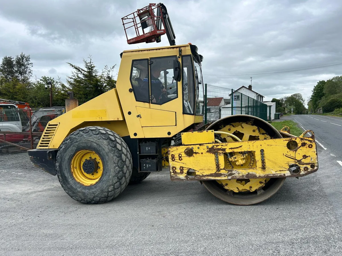 Bomag BW 213 DH-3  Year 2003 - Image 4
