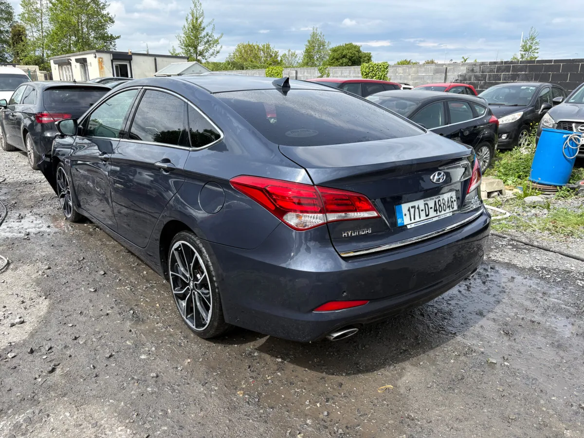 2017 Hyundai i40 1.7 Diesel driving - Image 3
