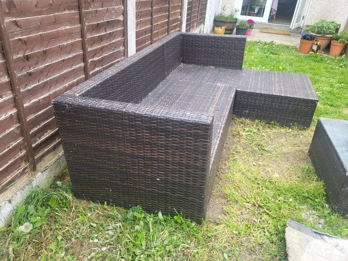 Couch and table - Image 4