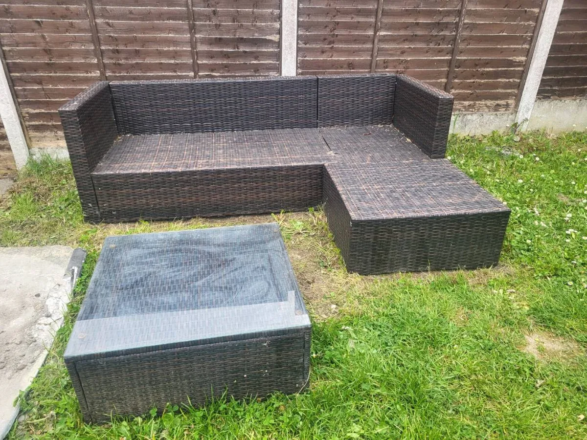 Couch and table - Image 1