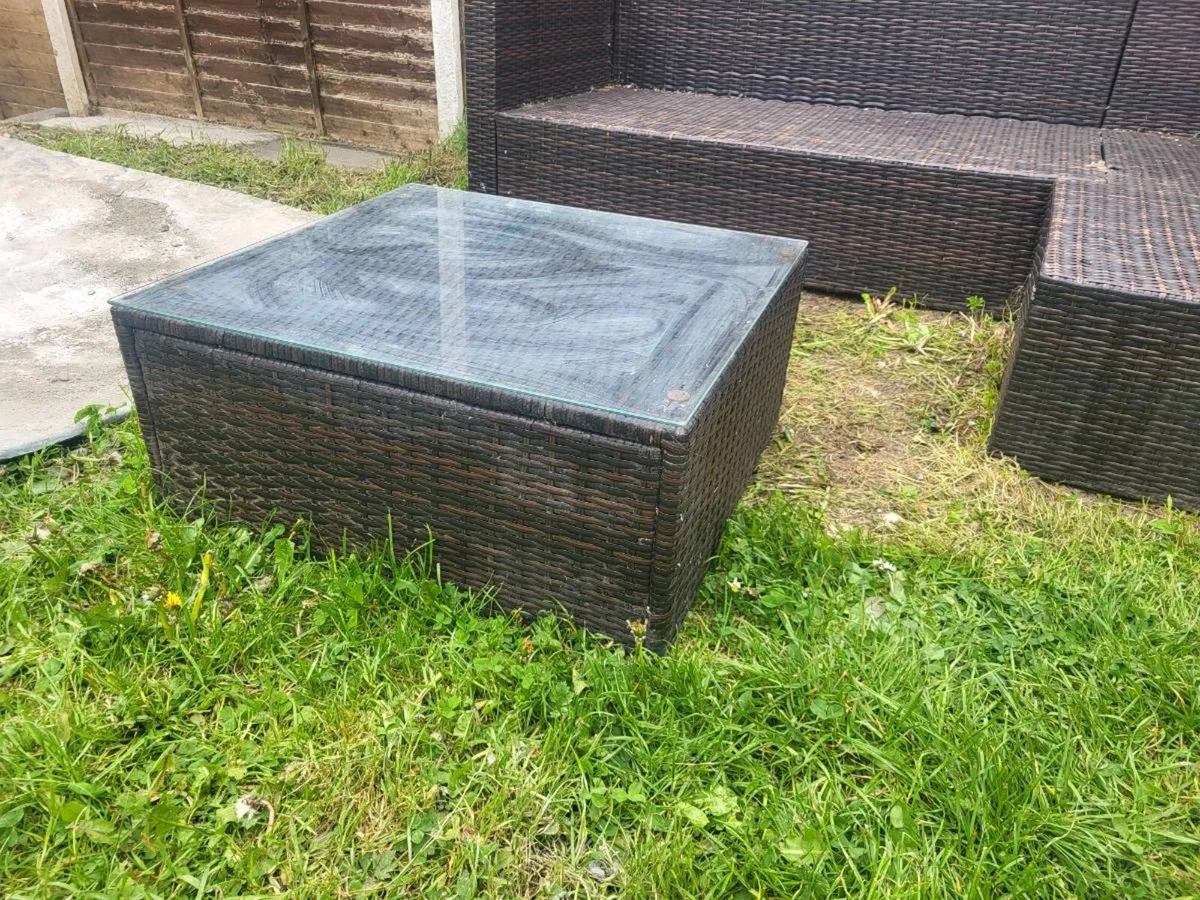 Couch and table - Image 2