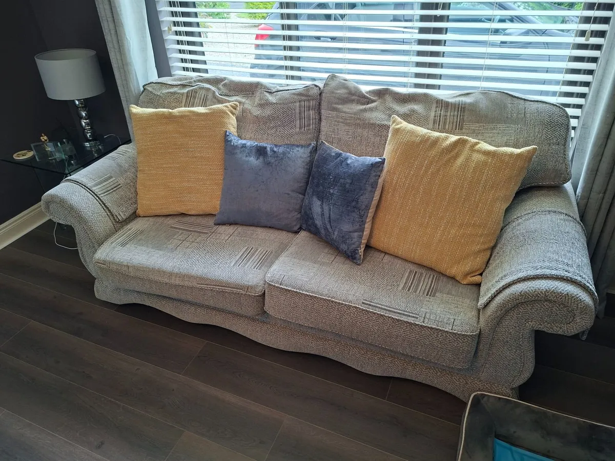 4 seater sofa for sale - Image 2