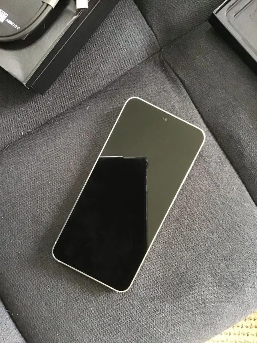 Samsung S24 - Image 2