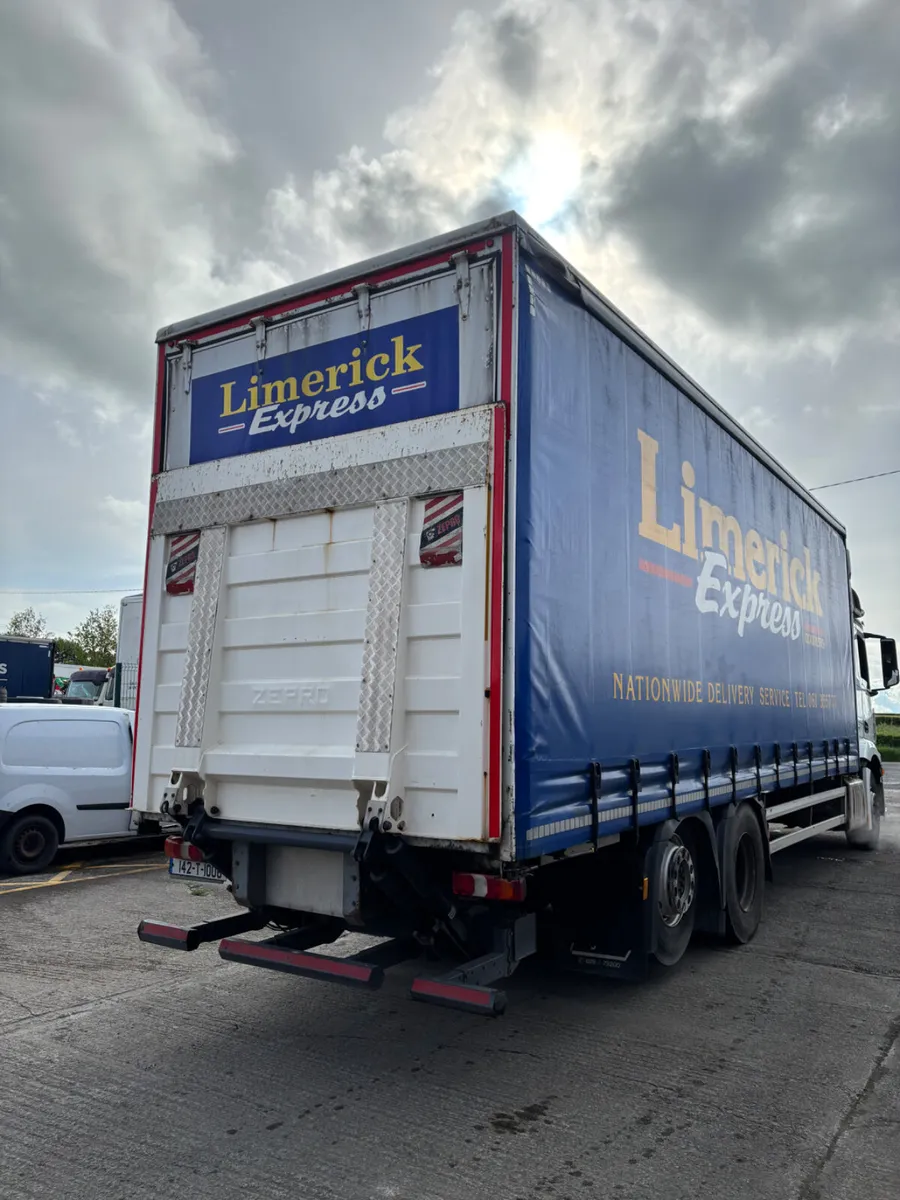 Mercedes-Benz Actros 6X2 - Image 4