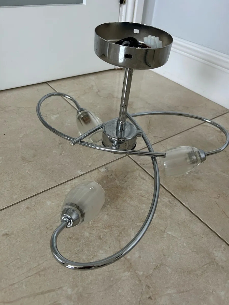 Lamp, curtain pole & ceiling light - Image 1