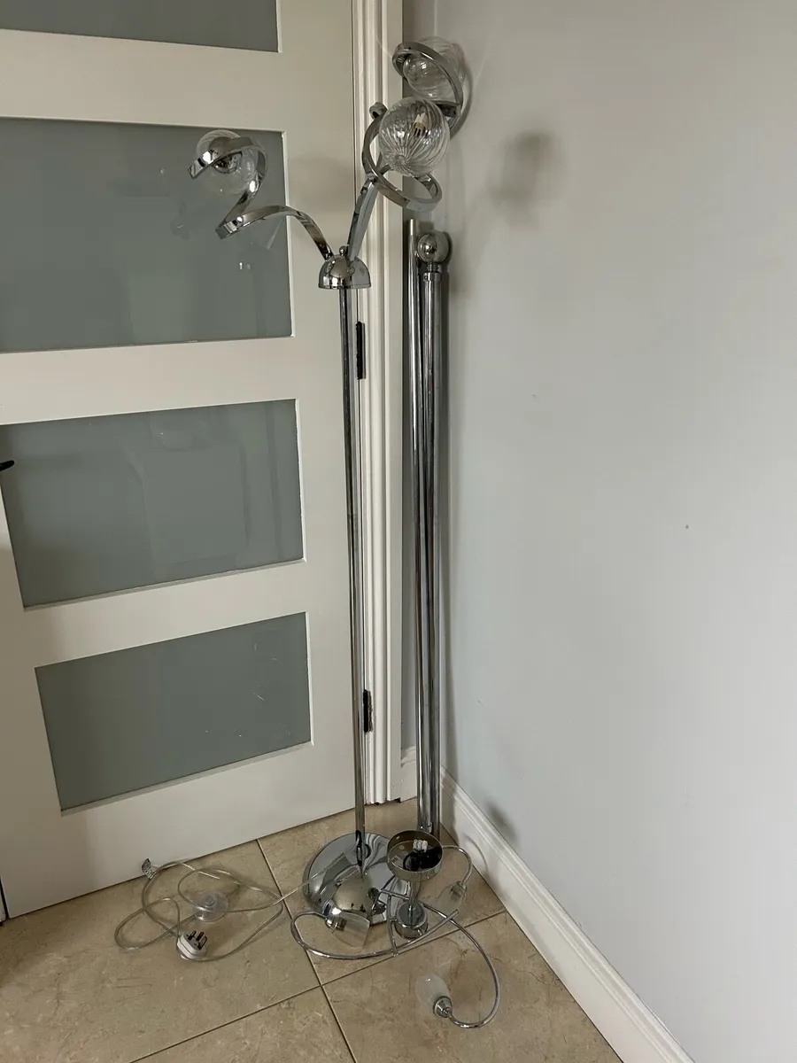 Lamp, curtain pole & ceiling light - Image 2