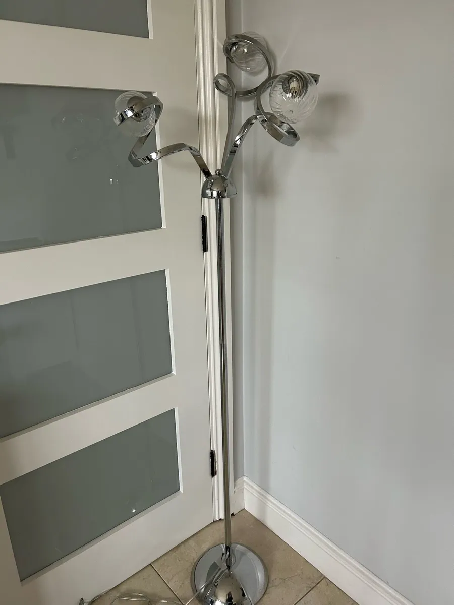 Lamp, curtain pole & ceiling light - Image 3