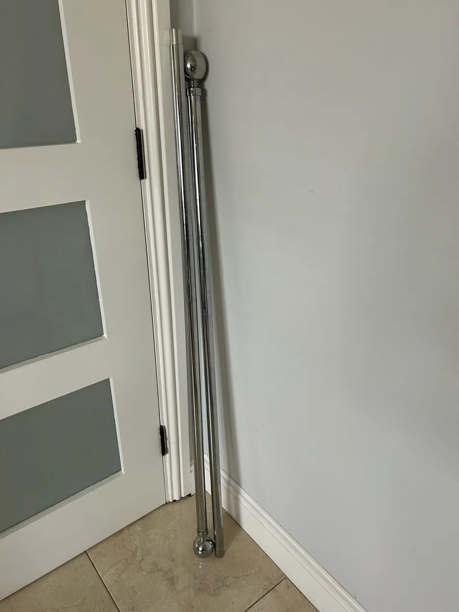 Lamp, curtain pole & ceiling light - Image 4