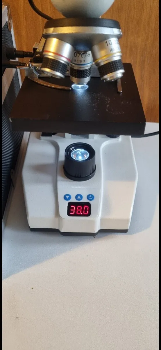 Microscope with Heated plate - Image 2