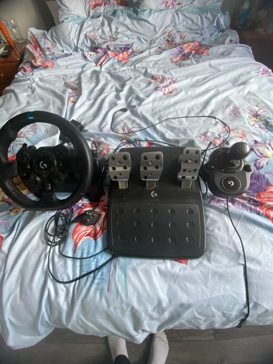 Logitech g29 steering wheel with shifter - Image 1