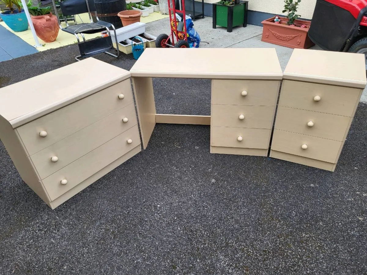 Lovely bedroom set - Image 1