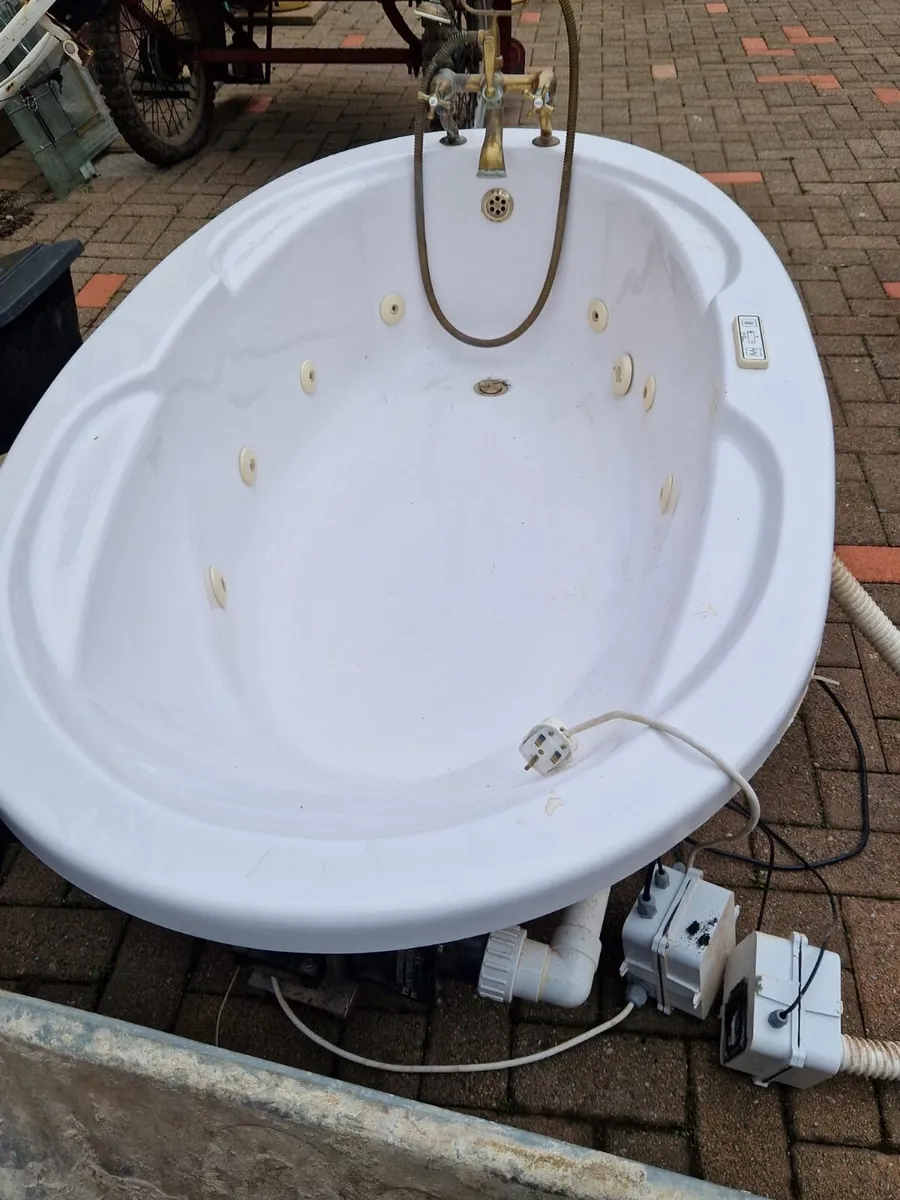 Guscie  bath  plastic with taps and fittings - Image 1