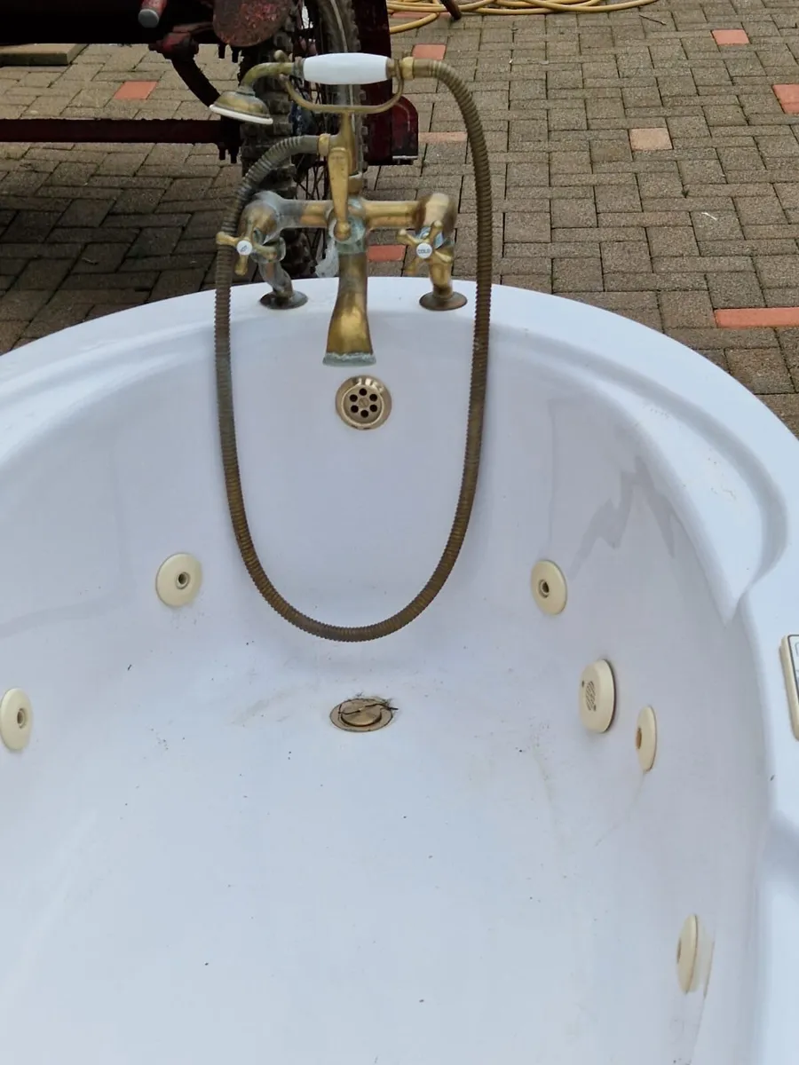 Guscie  bath  plastic with taps and fittings - Image 2