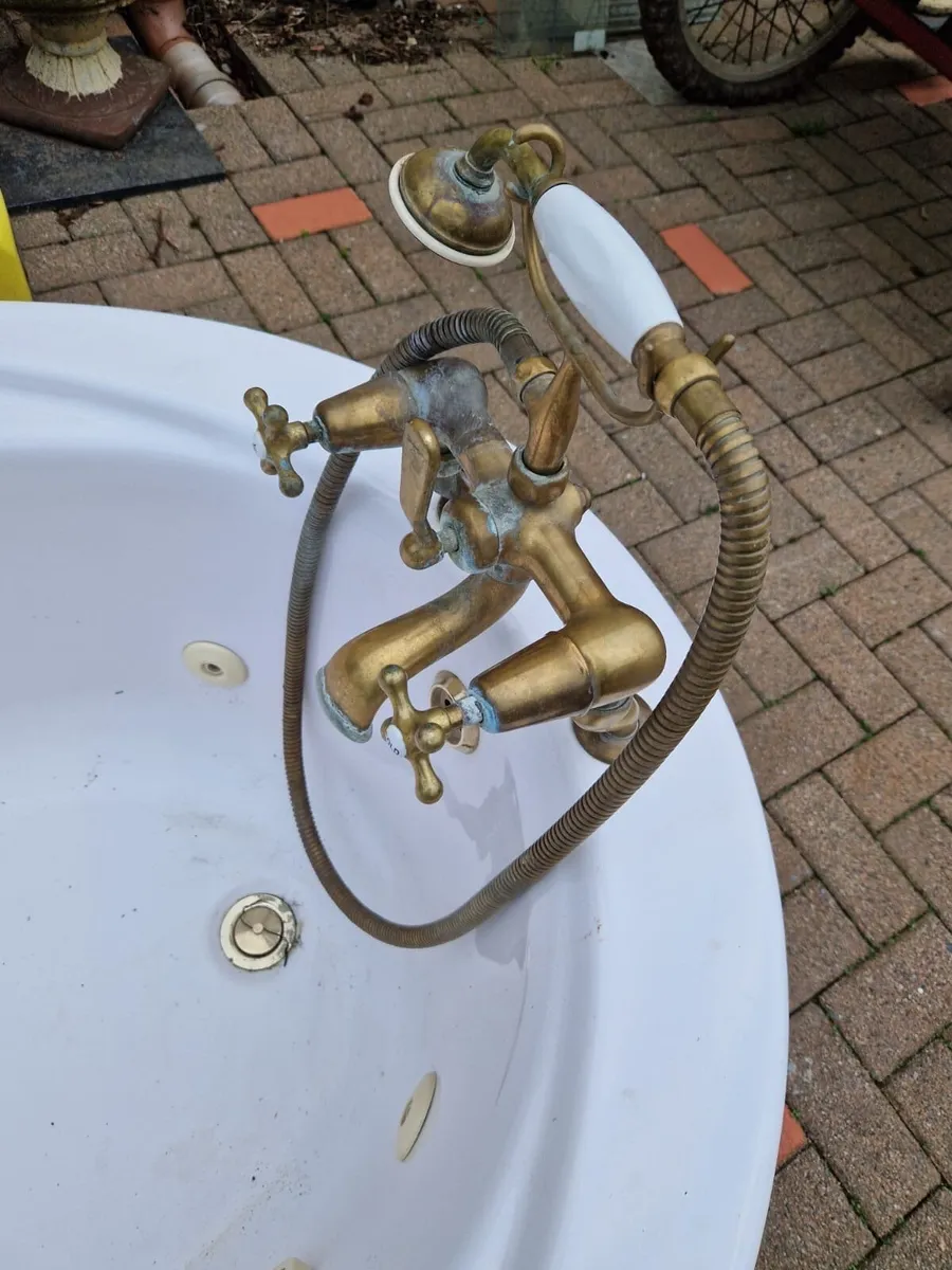 Guscie  bath  plastic with taps and fittings - Image 3
