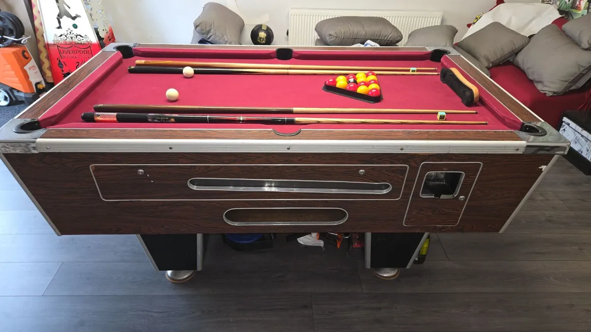 Pool table - Image 1