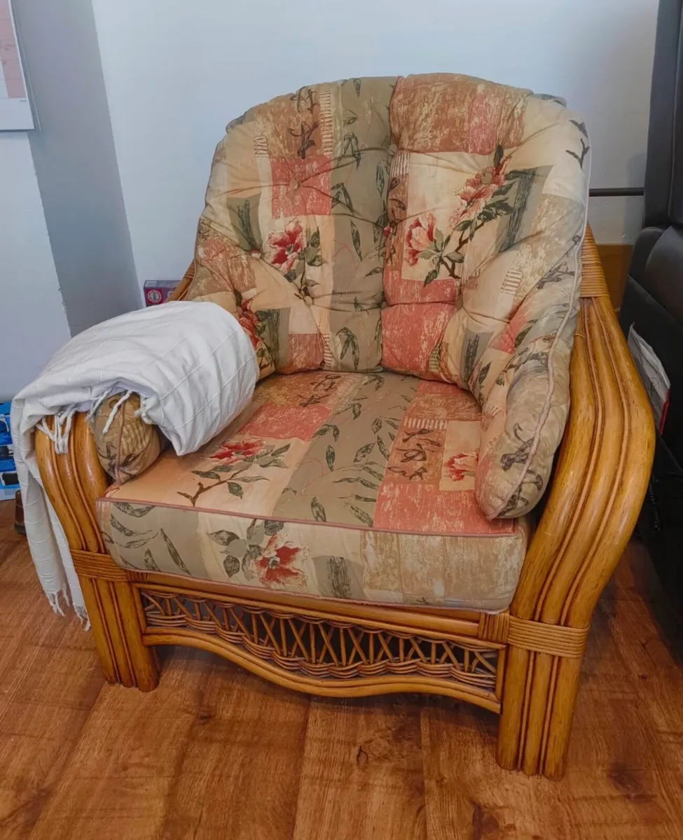 Rattan/ wicker sofa and chairs - free to collect - Image 1
