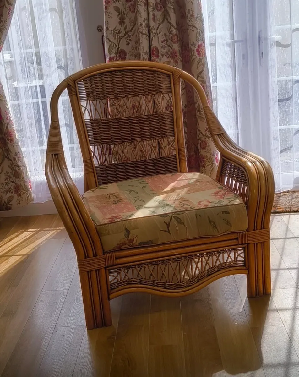 Rattan/ wicker sofa and chairs - free to collect - Image 2