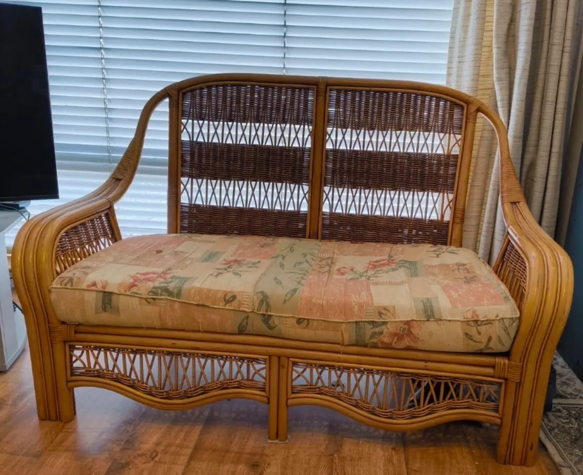 Rattan/ wicker sofa and chairs - free to collect - Image 3