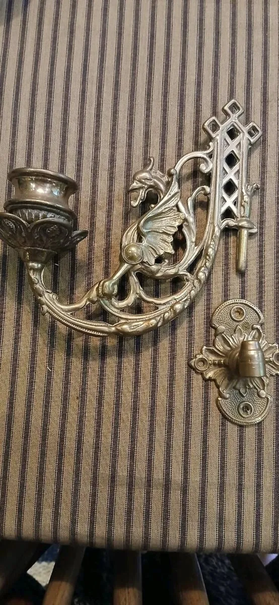 Pair of brass  wall mounted candlesticks - Image 1