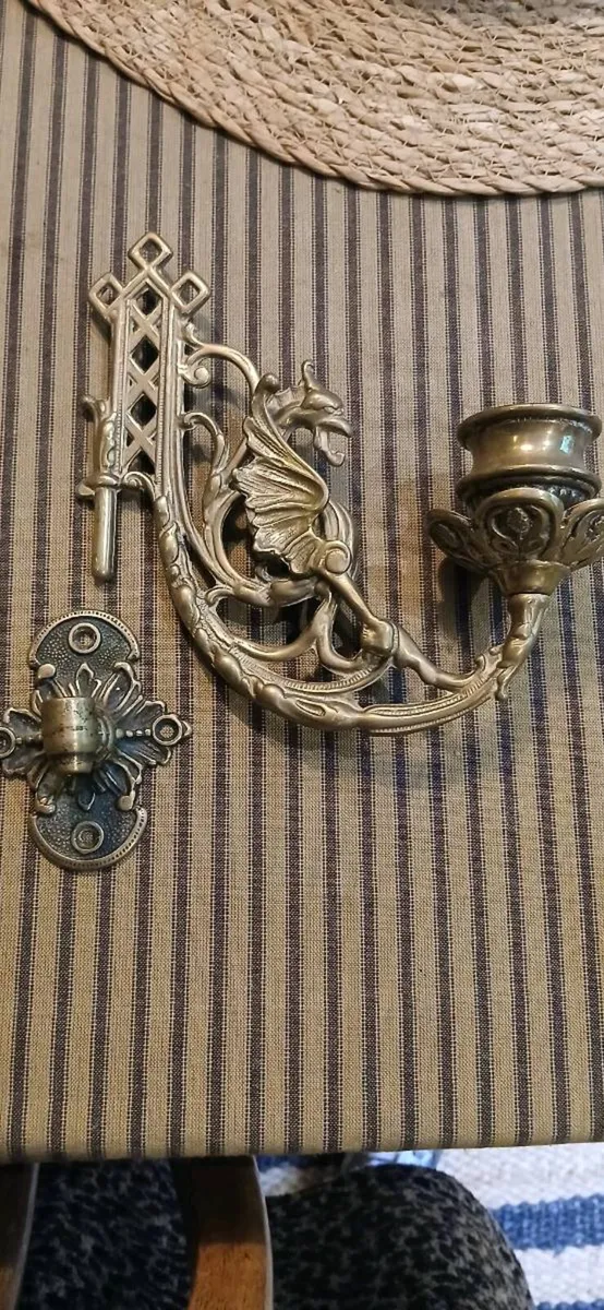 Pair of brass  wall mounted candlesticks - Image 3