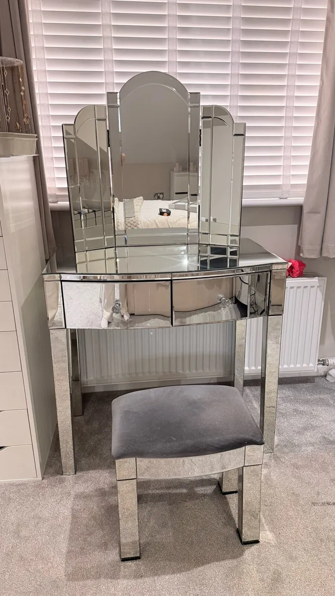 Bedroom Mirrored Vanity Unit - Image 1