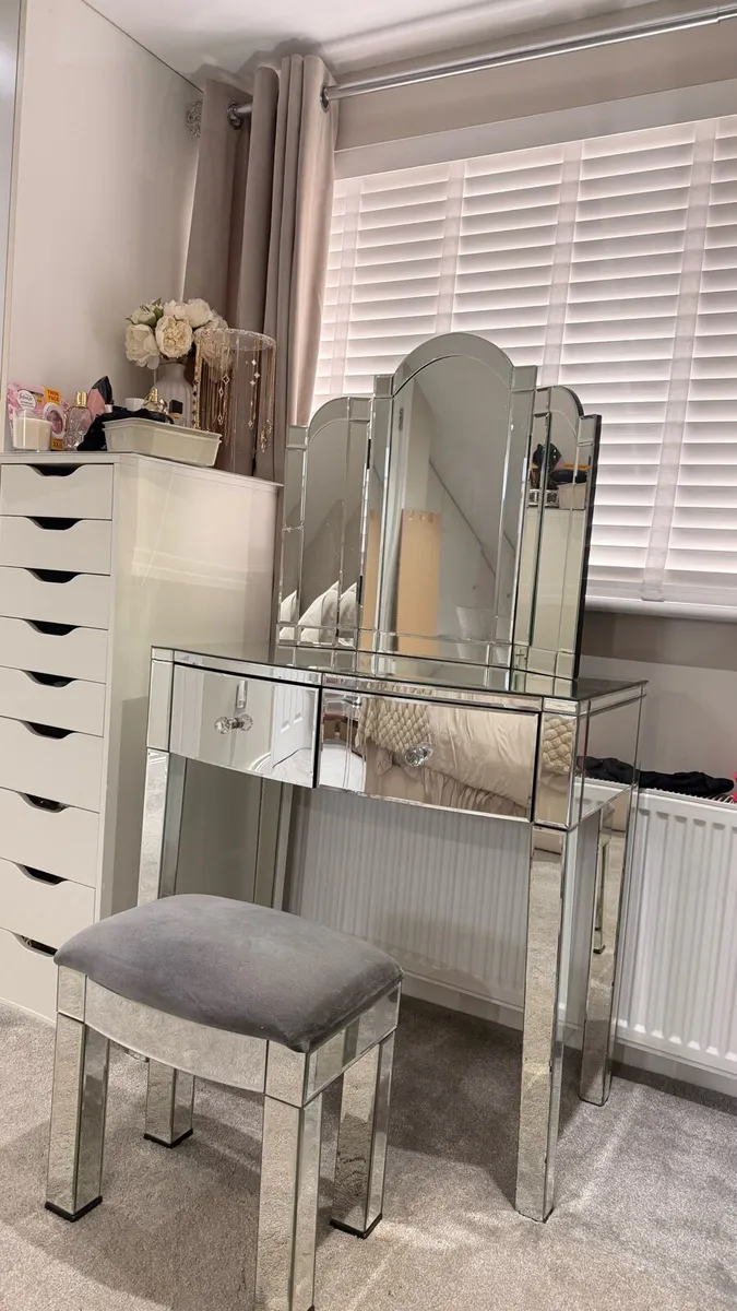 Bedroom Mirrored Vanity Unit - Image 4