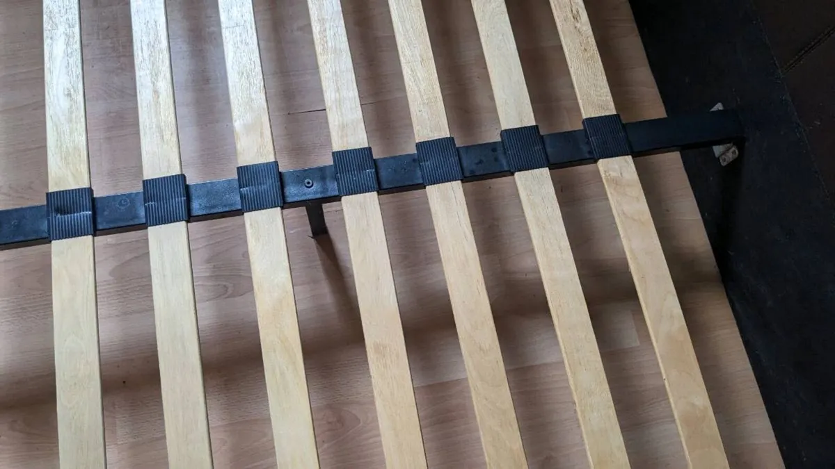 Queen size Hawaiian leather bed frame - Image 4