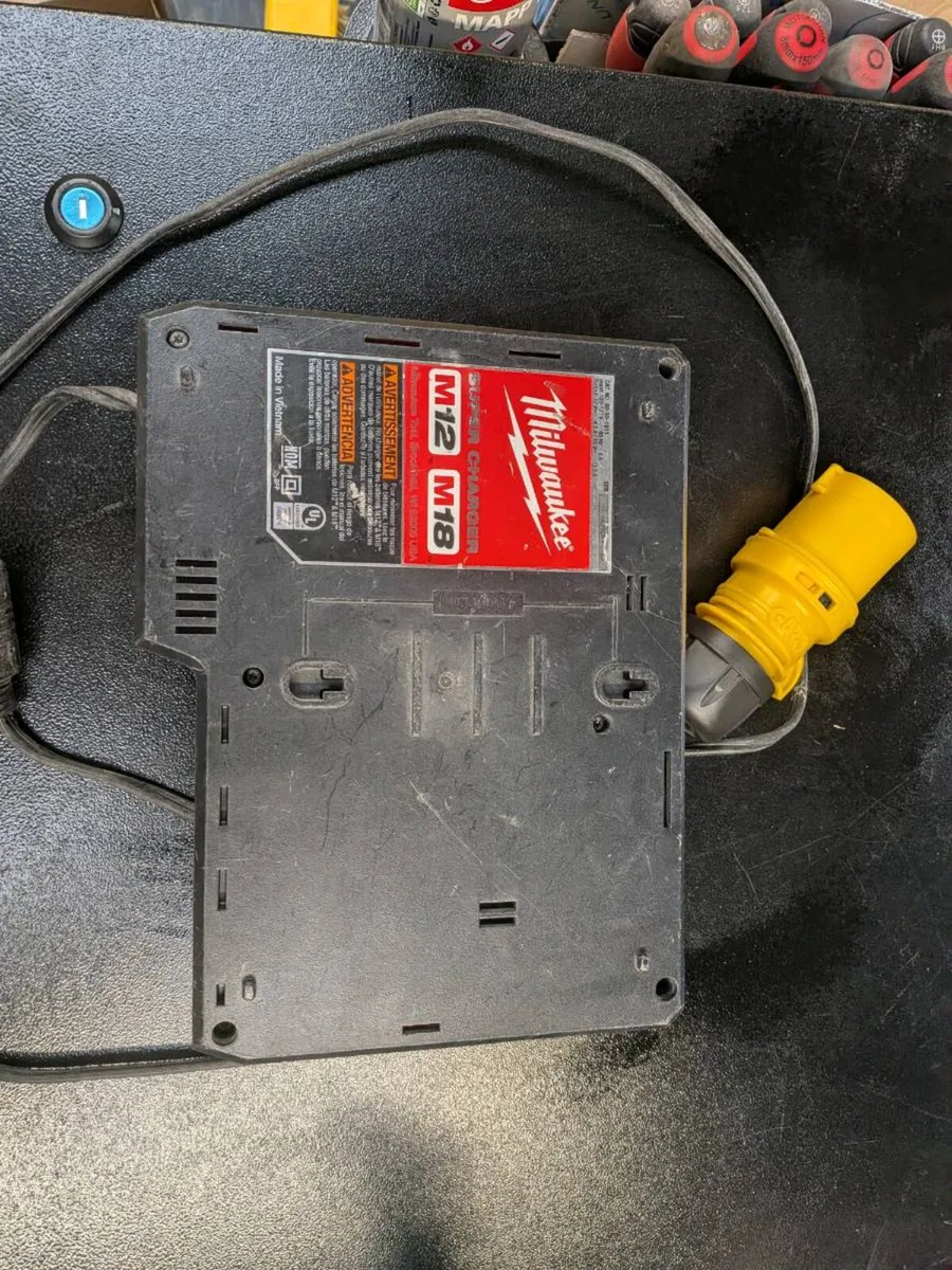 Milwaukee m18 super charger 110V