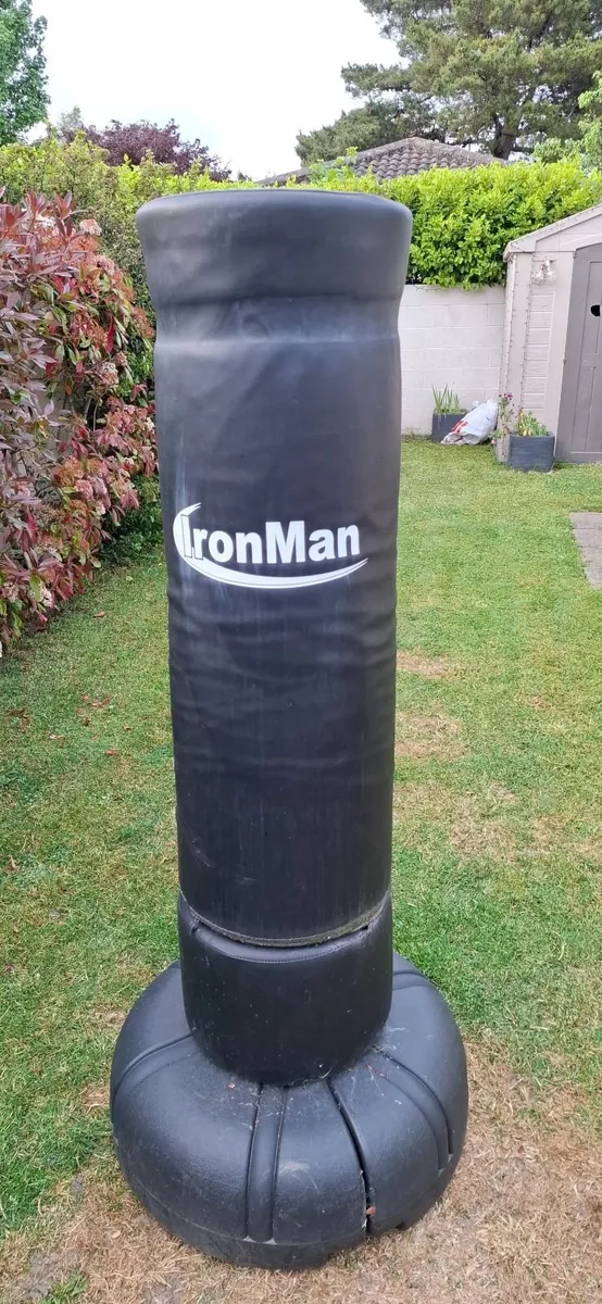 Punch bag/boxing stand