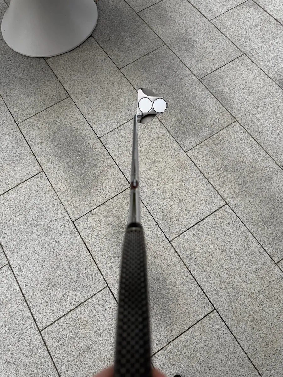Odyssey White Hot 2-Ball Putter - Image 4