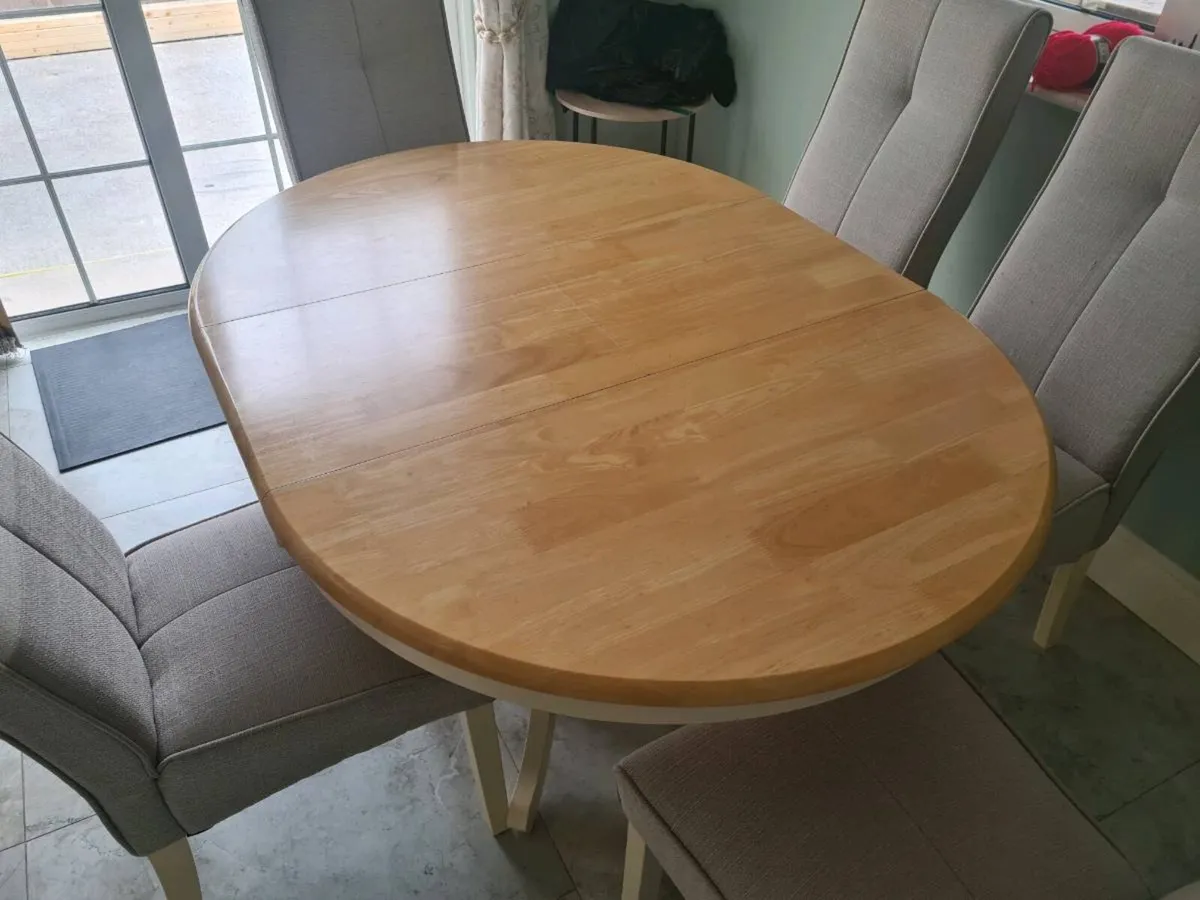 Table and chairs - Image 2