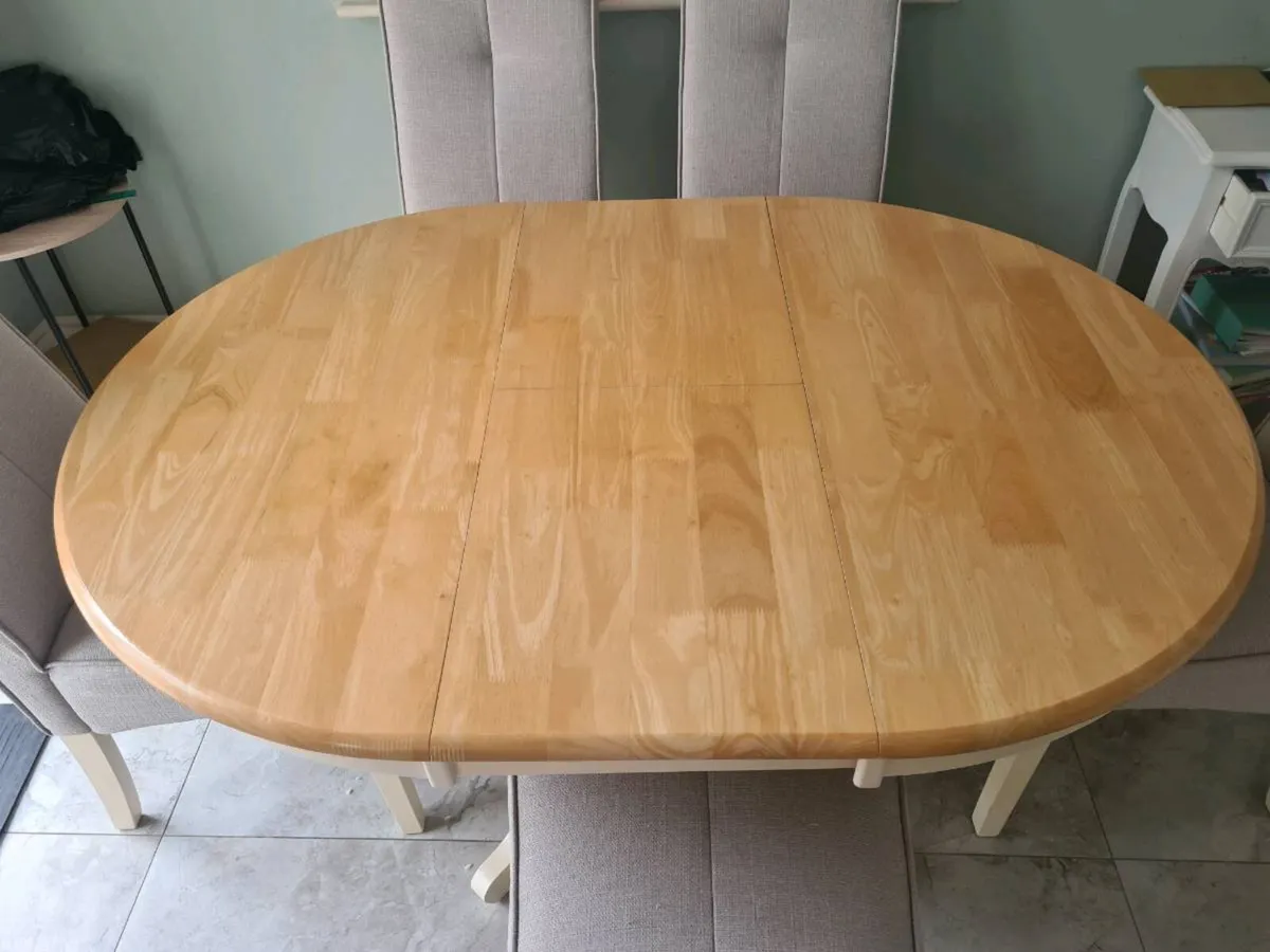 Table and chairs - Image 1